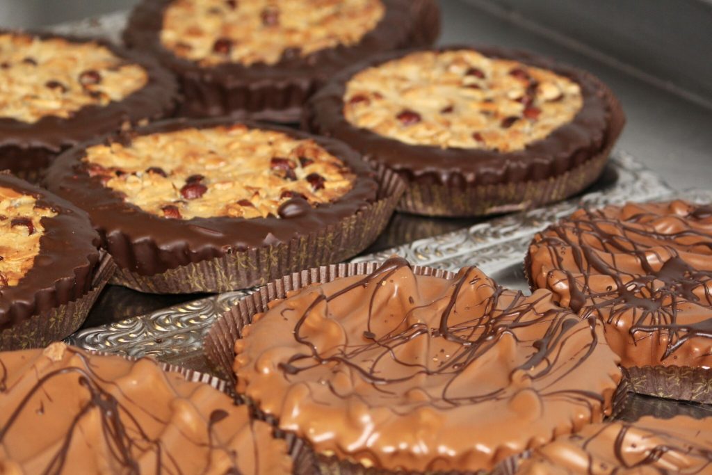 Chokoladeovertrukne mandeltærter og kagetærter hos Wiuff Bageri